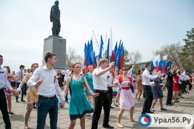 Фото: В Оренбурге станцевали «Вальс Победы»